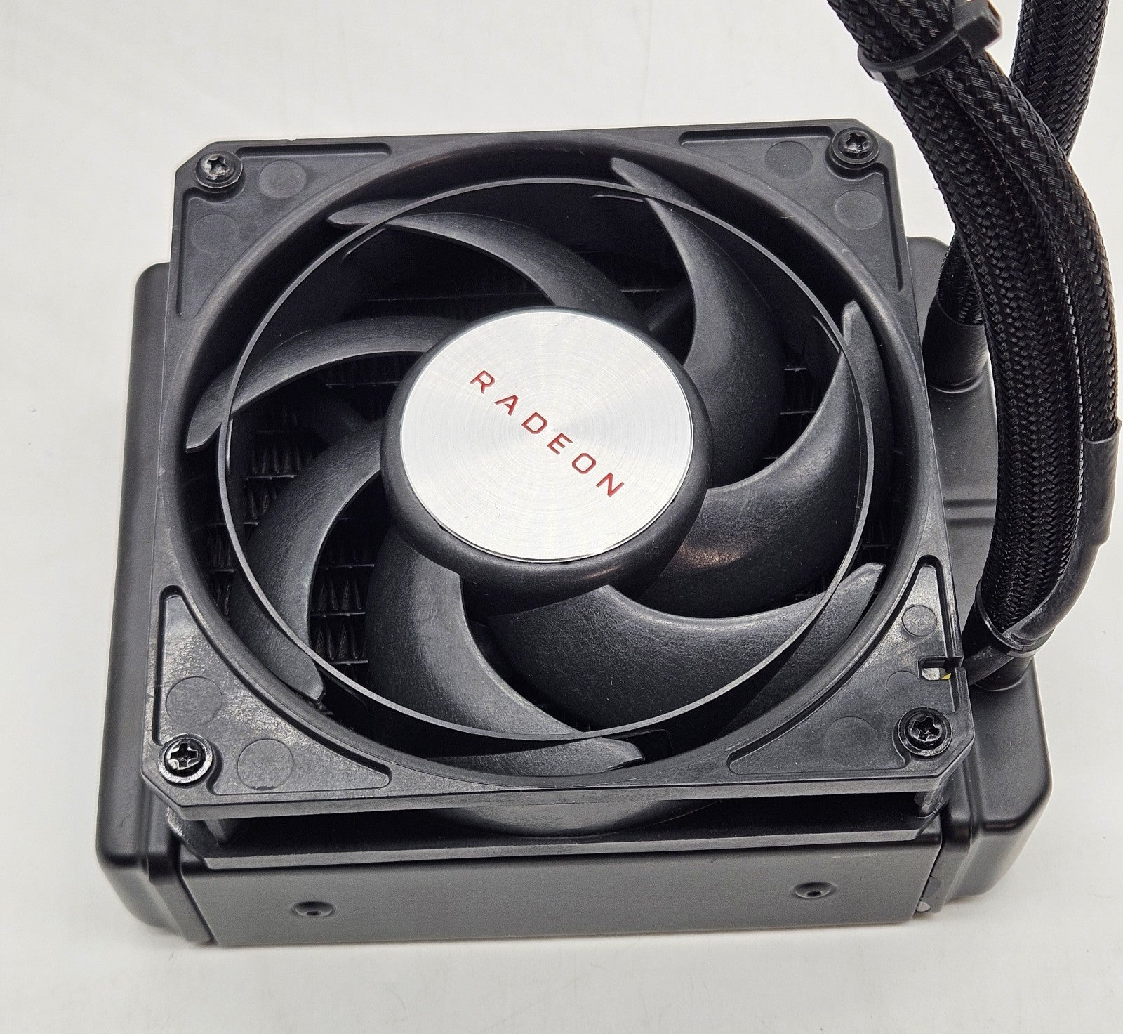 AMD Radeon Vega RX 64 Liquid Cooled Edition 8GB HBM2 Graphics Card5