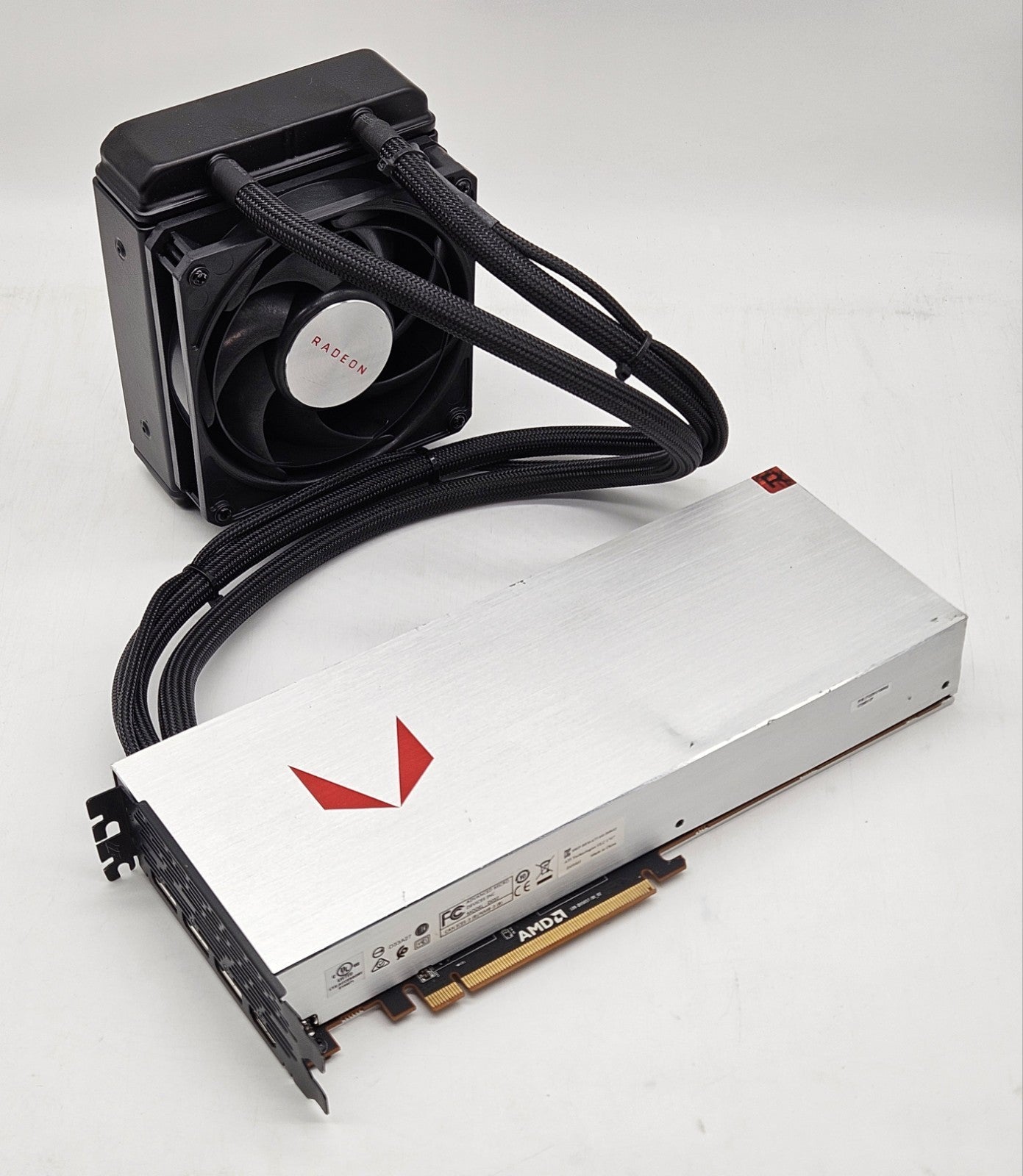 AMD Radeon Vega RX 64 Liquid Cooled Edition 8GB HBM2 Graphics Card0