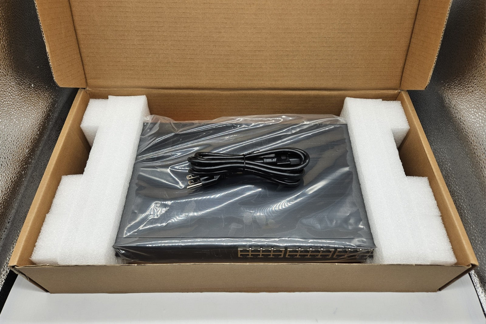 Lantronix 24-Port GbE PoE & 2-Port SFP+ Web Managed Network Switch SM24TAT2SA1