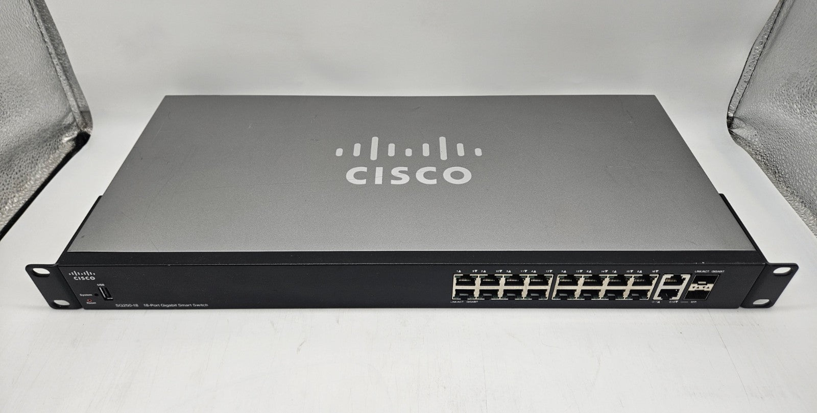 Cisco 16-Port Gigabit Ethernet & 2-Port DP (RJ45/SFP) Smart Switch SG250-180